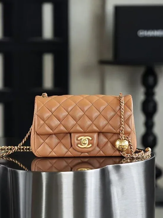 Classic CHANEL Bag: A Stylish and Versatile Choice for Elegance - Picture 1 of 7